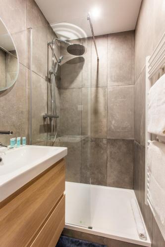 une salle de bain avec douche et lavabo dans l'établissement Montmartre Seveste Beautiful Apartment 2BR, à Paris
