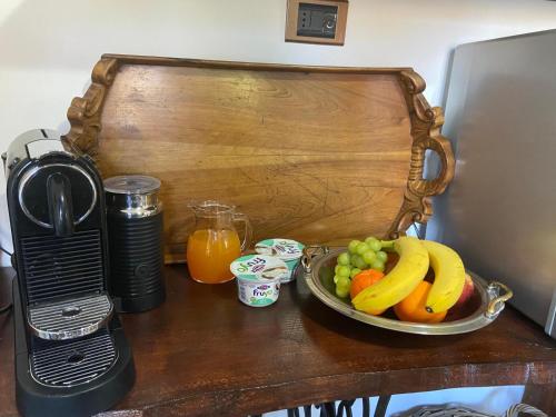 a bowl of fruit on a table next to a blender at Los Perros Hermanos in Travedona