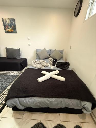 - une chambre avec deux bâtons en bois sur un lit dans l'établissement SUPERBE STUDIO PROCHE PARIs, à Choisy-le-Roi