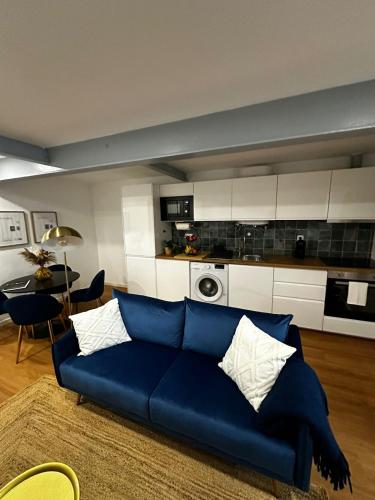 un divano blu in soggiorno con cucina di Amadora Flat 1 ad Amadora