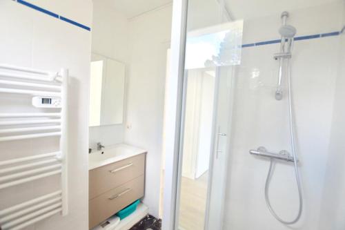 une salle de bain avec douche et lavabo dans l'établissement Plage Benoit La Baule 4 pers Casino, à La Baule
