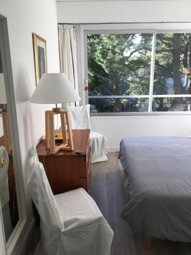 une chambre avec un lit, une chaise et une fenêtre dans l'établissement Plage Benoit La Baule 4 pers Casino, à La Baule