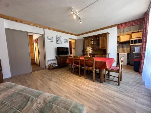 un salon avec une table et des chaises et une cuisine dans l'établissement Appartement Convivial 5 Pers, Proche Pistes et Commerces, Villard-de-Lans - FR-1-515-133, à Villard-de-Lans