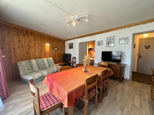 un salon avec une table et un canapé dans l'établissement Appartement Convivial 5 Pers, Proche Pistes et Commerces, Villard-de-Lans - FR-1-515-133, à Villard-de-Lans