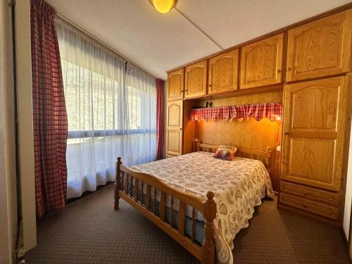 une chambre avec un lit et une grande fenêtre dans l'établissement Appartement Convivial 5 Pers, Proche Pistes et Commerces, Villard-de-Lans - FR-1-515-133, à Villard-de-Lans