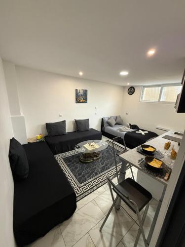 un salon avec un canapé et une table dans l'établissement SUPERBE STUDIO PROCHE PARIs, à Choisy-le-Roi