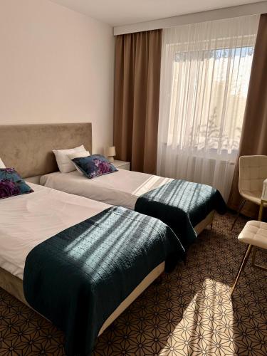 a hotel room with two beds and a window at Hotel 500 in Tarnowo Podgórne