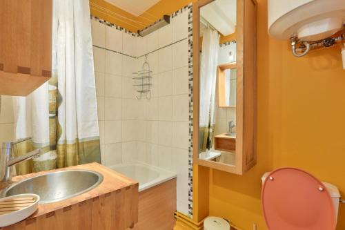 une salle de bain avec un lavabo, des toilettes et une baignoire dans l'établissement Lovely 1 BR near Sacré-Coeur Basilica, à Paris