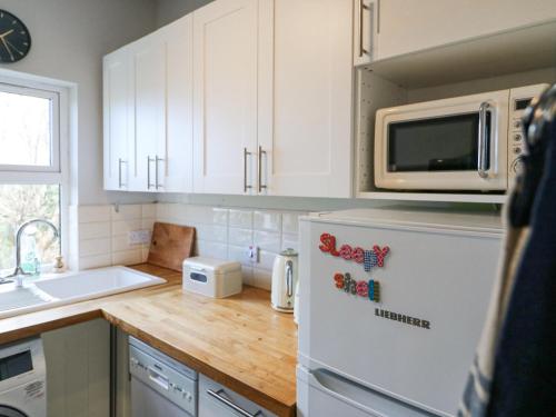 Una cocina o zona de cocina en The Sleepy Shell