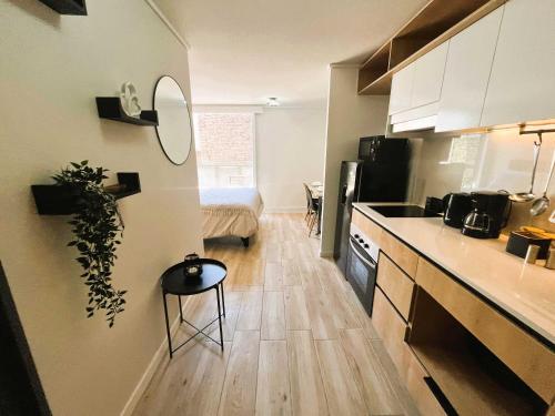 Una cocina o kitchenette en HOM I Dpto Estudio lAire A Metro Parque Bustamante