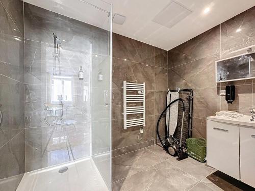 a bathroom with a shower and a sink and a glass shower at Appartement moderne & cosy Idéal 2pers Aulnat2 in Aulnat