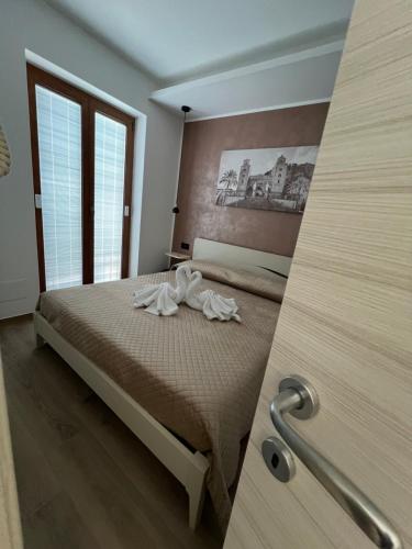 Postel nebo postele na pokoji v ubytování Ad un passo dalla Rocca luxury suite