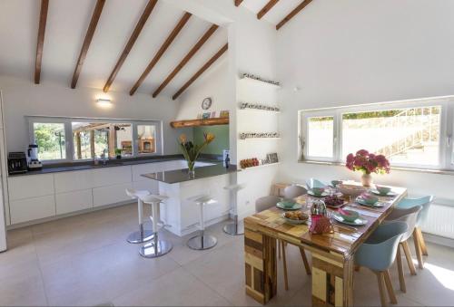 Ảnh trong thư viện ảnh của Private Villa with Pool & Jacuzzi, BBQ & Pizzaoven ở Santo Isidoro