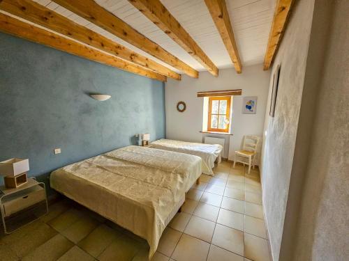 En eller flere senge i et værelse på La Grossille Mas avec piscine