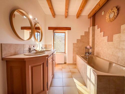 Et badeværelse på La Grossille Mas avec piscine