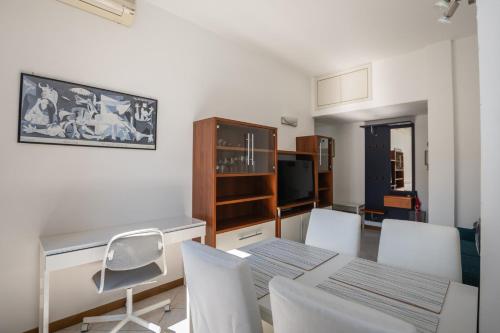 Bright Apartment for 3 Guests near Porta Romana with Balcony