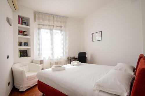 Bright Apartment for 3 Guests near Porta Romana with Balcony
