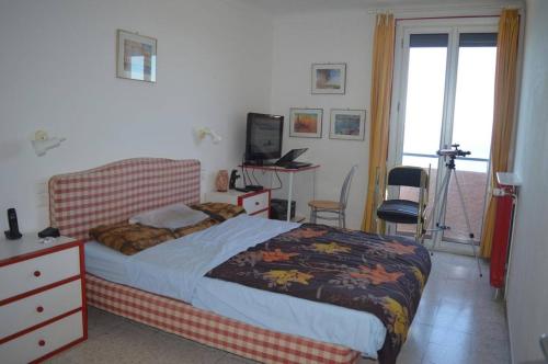 une chambre avec un lit, un bureau et une fenêtre dans l'établissement Appart 2 pièces 4 couchages BANYULS SUR MER BN070-015, à Banyuls-sur-Mer