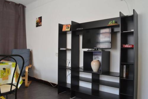 - un centre de divertissement noir avec une télévision à écran plat dans l'établissement Appart Studio 2 couchages BANYULS SUR MER BN000-060, à Banyuls-sur-Mer
