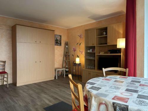 un salon avec une table et une cuisine dans l'établissement Appartement studio cabine 2-4 couchages BANYULS SUR MER BN100-E131, à Banyuls-sur-Mer