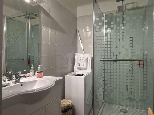 une salle de bain avec une douche et un lavabo et une douche dans l'établissement Appartement studio cabine 2-4 couchages BANYULS SUR MER BN100-E131, à Banyuls-sur-Mer