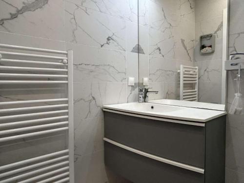 une salle de bain avec un lavabo et un miroir dans l'établissement Appart 2 pièces 4 couchages BANYULS SUR MER BN010-004, à Banyuls-sur-Mer