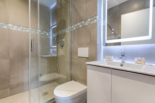 une salle de bain avec une douche, des toilettes et un lavabo dans l'établissement TBS 308 - Beautiful studio near Marais district, à Paris