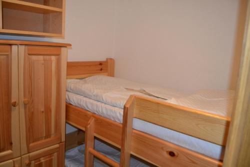 a bedroom with two bunk beds and a cabinet at Apartman Kosuta B3 in Jahorina