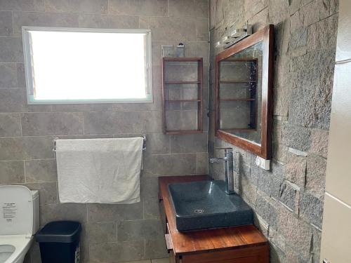 Bilik mandi di Maison avec piscine à Ambatobe