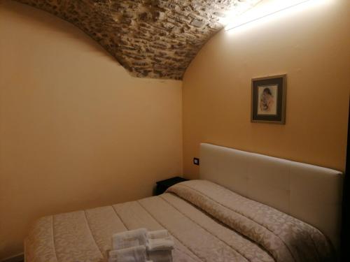 a bedroom with a bed and a ceiling at Bed & Breakfast Sant'Arcangelo in SantʼAgata di Puglia