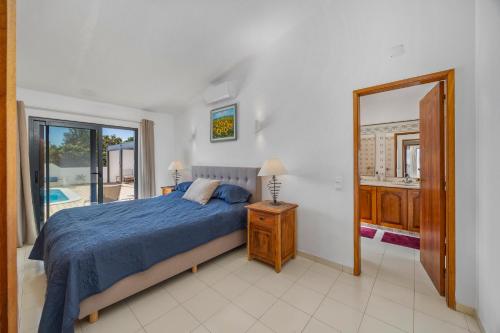 a bedroom with a bed and a large mirror at Casa Das Flores in Carvoeiro