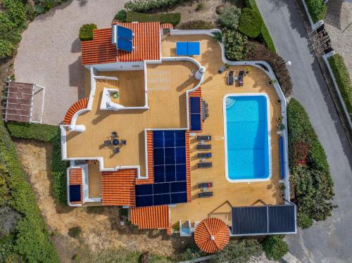 eine Draufsicht auf ein Haus mit Pool in der Unterkunft Casa Das Flores in Carvoeiro