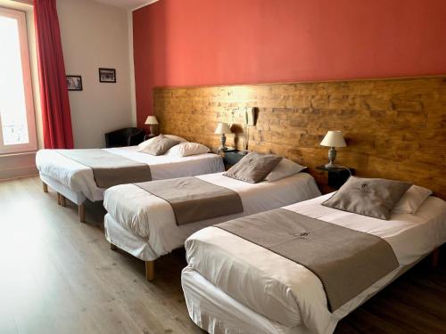 Postel nebo postele na pokoji v ubytování Hôtel du Midi