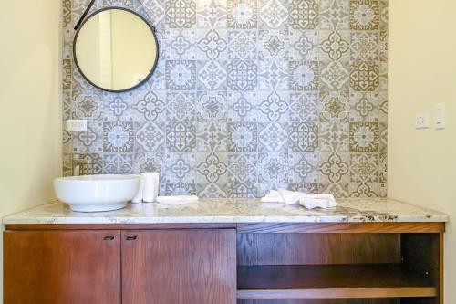 a bathroom with a sink and a mirror at Paz del Mar Room 05 Guacamaya Roja in Las Conchas
