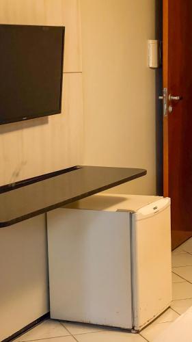 a counter top with a tv on a wall at Hotel Boreas in Fortaleza