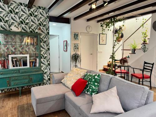 ein Wohnzimmer mit Sofa und Tisch in der Unterkunft Refugio entre Montaña y Mar in Perín