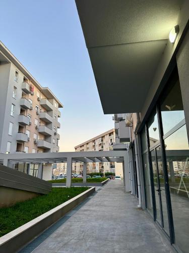 chodnik przed budynkiem w obiekcie Tre Sorelle w mieście Podgorica