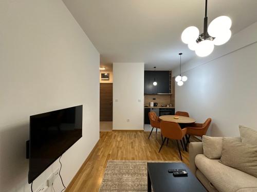 salon z kanapą i stołem w obiekcie Tre Sorelle w mieście Podgorica