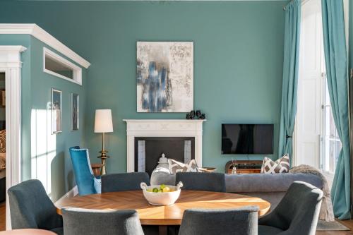 Foto Dragon Suites Luxury Apartments at 8 Albyn Place 1