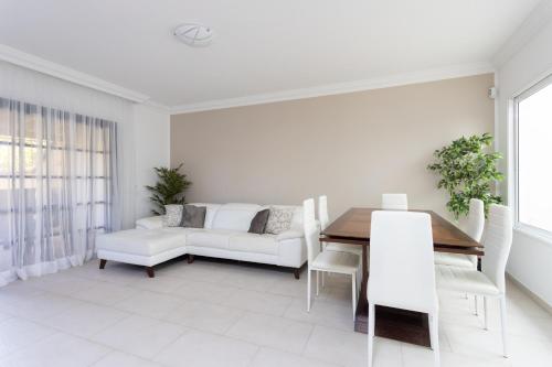 Exclusive Townhouse in Central Plaza del Duque Close to the Beach