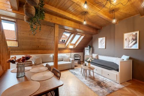 Delux Romantic Stay Prague في براغ: غرفة معيشة بها سرير وطاولة