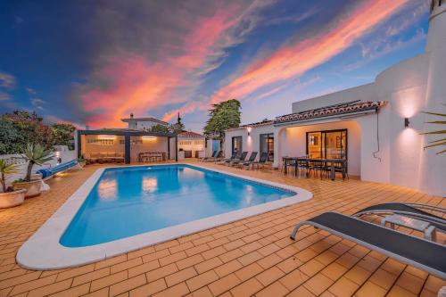 a swimming pool in the middle of a yard at Casa Das Flores in Carvoeiro
