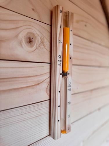 a wooden door with a screwdriver in it at Pokoje u Hani - sauna, balia z hydromasażem in Bukowina Tatrzańska