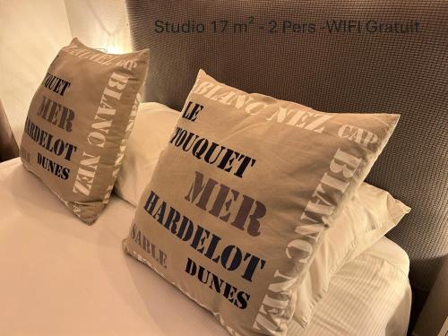 two pillows sitting on top of a bed at Villa Antibes Chez Celine in Étaples