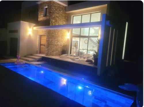 une piscine devant une maison la nuit dans l'établissement Magnifique Villa piscine jacuzzi privé, à Saint-Féliu-dʼAvall