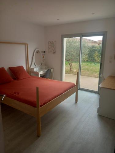 - une chambre dotée d'un lit avec des draps rouges et d'une porte coulissante en verre dans l'établissement Belle maison region provence piscine climatisation cinq chambres dix personnes, à Mazan