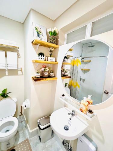 un baño con lavabo e inodoro en 111B Amani Grand Resort Residences Condotel Near Mactan Airport, en Lapu Lapu City