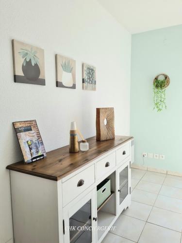 une armoire blanche avec un comptoir en bois dans la chambre dans l'établissement La Balière T3 rénové terrasse 20min du Puy duFou, à Pouzauges