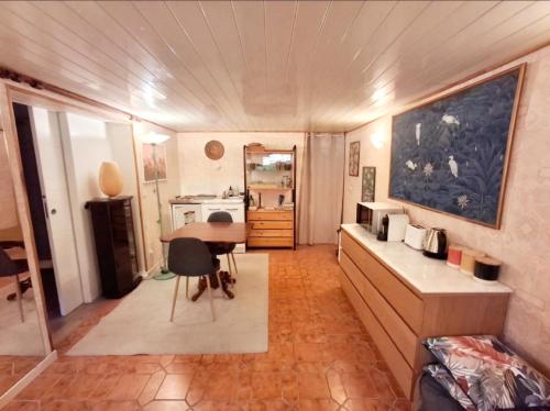 Dapur atau dapur kecil di Private 1 bedroom flat with Garden Access in Le Pecq