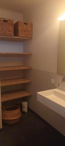 La salle de bains est pourvue d'un lavabo et d'un miroir. dans l'établissement fleur de gaïa chambres d'hôtes, à Mazan